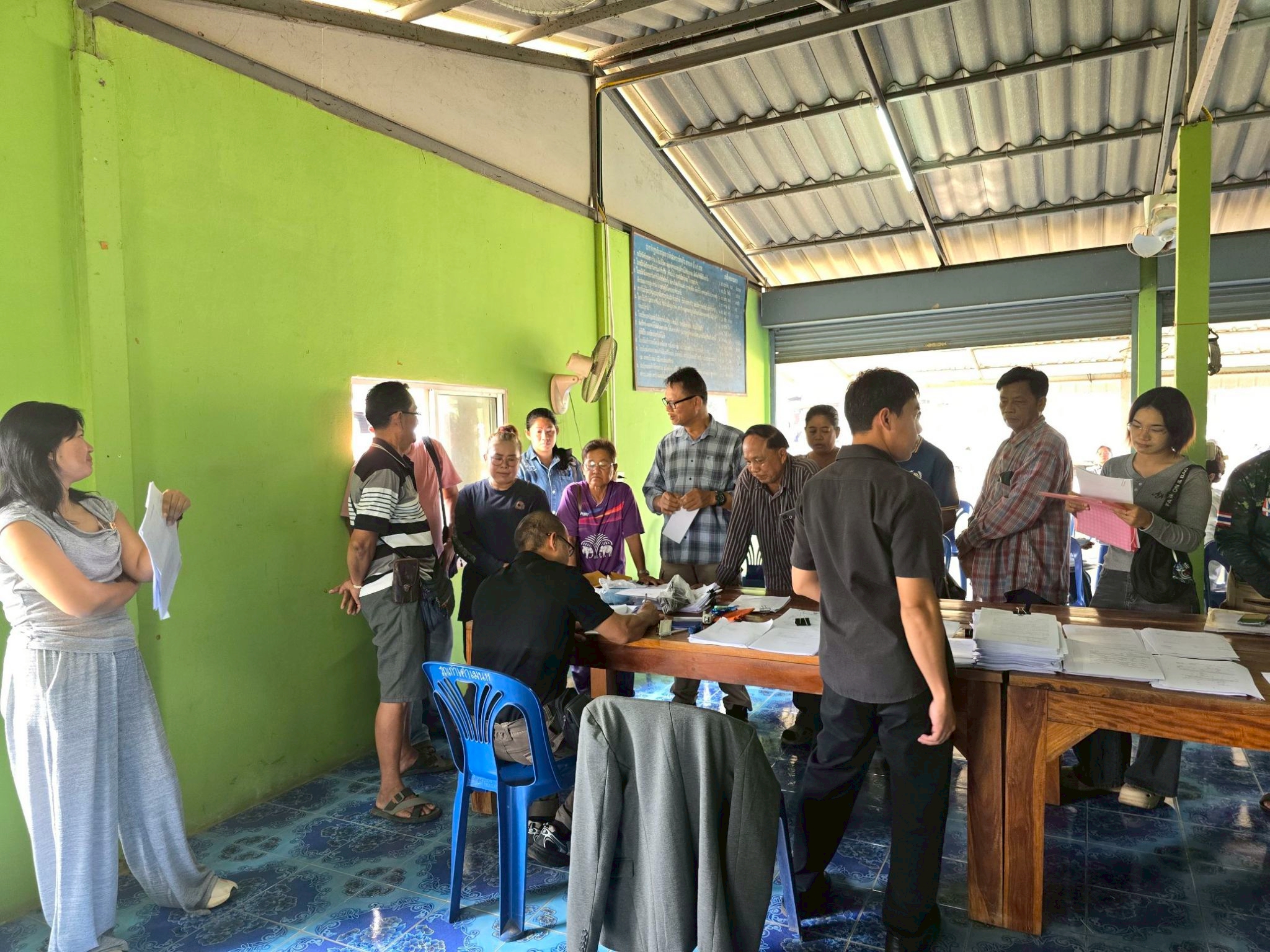 title - วันที่ 7 เมษายน 2569 นายวิทูล ประดิษฐ์บุญ ปฏิรูปที่ดินจังหวัดปราจีนบุรี มอบหมายให้ นายลิขิต ผันผ่อน ผู้อำนวยการกลุ่มกฎหมาย พร้อมด้วย เจ้าหน้าที่ ส.ป.ก.ปราจีนบุรี ลงพื้นที่ออกศูนย์บริการเคลื่อนที่ “Mobile Unit”  ยื่นคำร้องทั่วไปและปรึกษาข้อกฎหมายที่เกี่ยวข้องกับการปฏิรูปที่ดิน ณ ตำบลวังตะเคียน อำเภอกบินทร์บุรี จังหวัดปราจีนบุรี